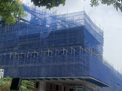 Lưới cước bao che chắn bụi công trình xây dựng thường được làm từ các vật liệu chắc chắn